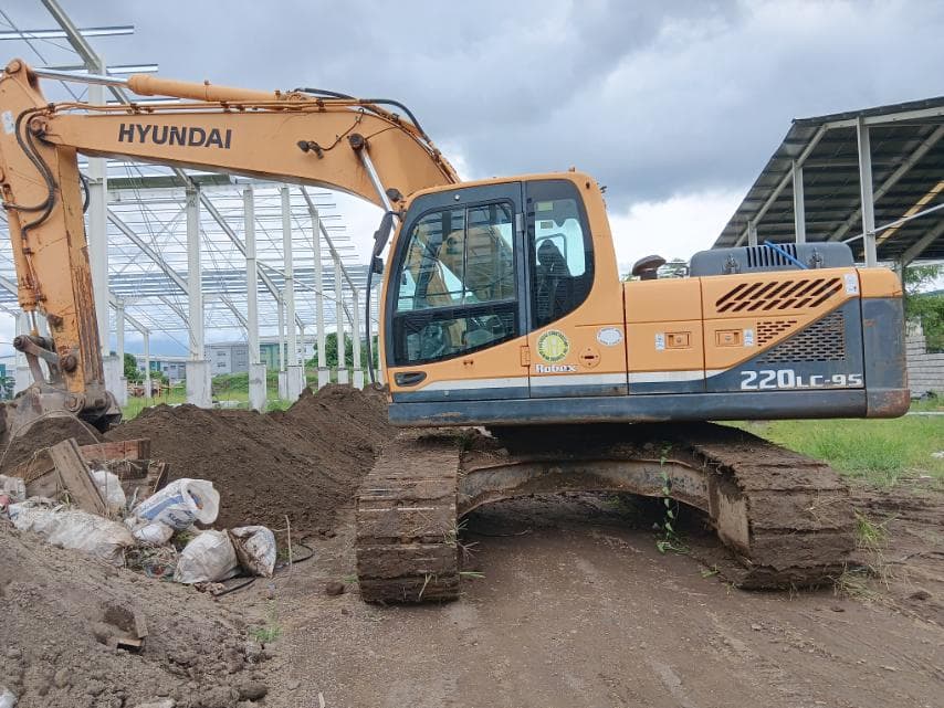 Hyundai Excavator Backhoe Robex 220 LC